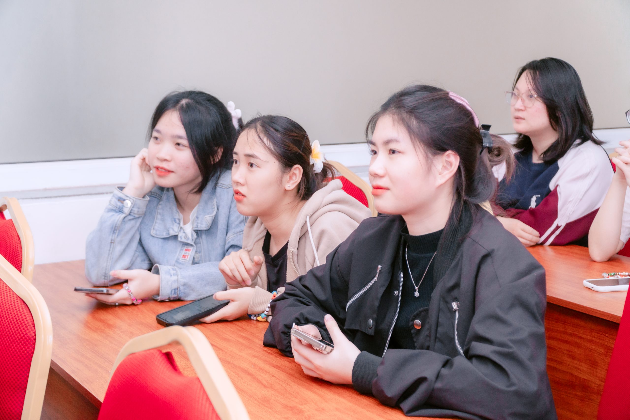 Trong suốt buổi chiếu, nhiều sinh viên bày tỏ sự xúc động và lắng đọng trước những hình ảnh chân thực, giàu tính nhân văn của bộ phim