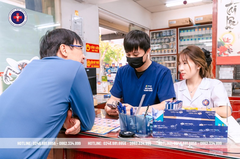 Dược sĩ Nguyễn Trung Kiên đồng hành hướng dẫn sinh viên trong quá trình thực tập