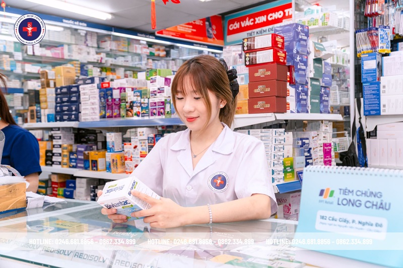 Sinh viên Phạm Thị Yến Nhi nâng cao khả năng học hỏi trong quá trình thực tập tại nhà thuốc Long Châu