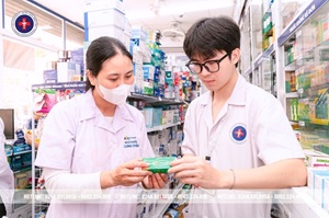 Sinh viên dược thực tập tại Nhà thuốc Long Châu