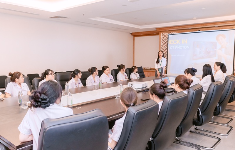 Đại diện Bệnh viện Đa khoa Phương Đông chia sẻ các thông tin giúp sinh viên hiểu rõ về môi trường làm việc tại Bệnh viện và định hướng cho kỳ thực tập lần này