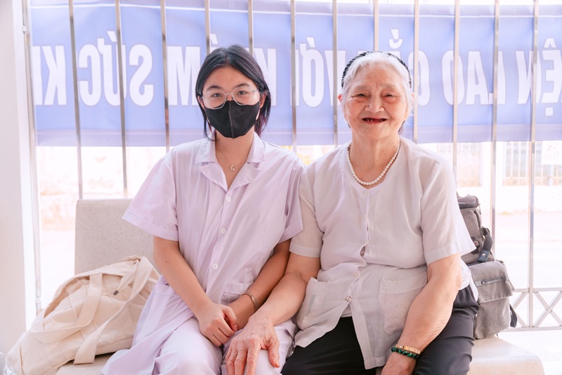 Những nụ cười sau buổi khám chính là "món quà" lớn nhất của người làm nghề y