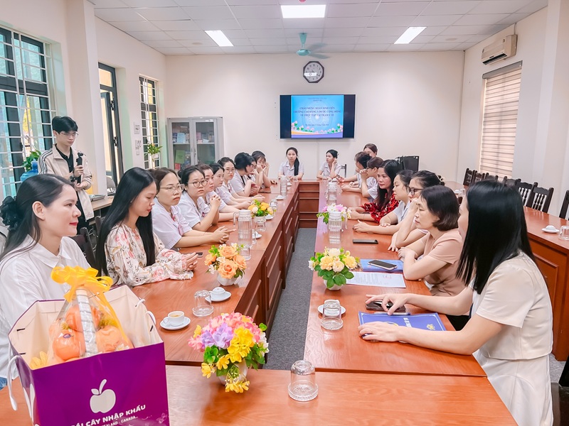 Sinh viên điều dưỡng lắng nghe phổ biến những quy định và kế hoạch của kỳ thực tập