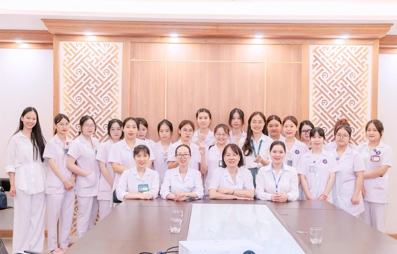 Sinh viên điều dưỡng thực tập tại Bệnh viện Đa khoa Phương Đông