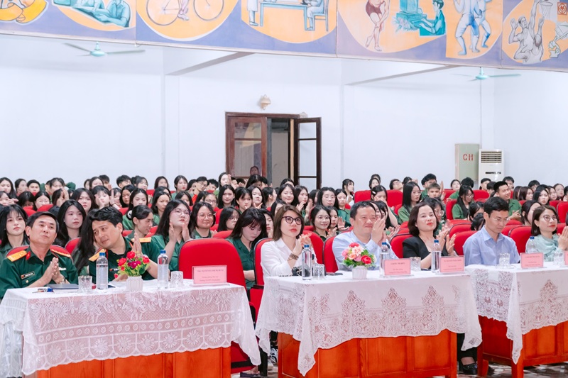 Buổi lễ diễn ra trang trọng với sự tham gia của các Thầy Cô các trường cùng toàn thể các em sinh viên 