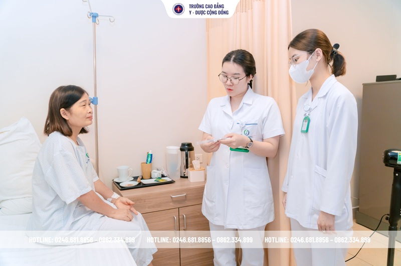 Đội ngũ y bác sĩ luôn ân cần hướng dẫn, hỗ trợ sinh viên