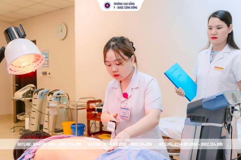 Mỗi thao tác thực hành của sinh viên đều được các giảng viên theo sát hướng dẫn