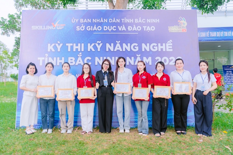 7 giải thưởng là thành quả xứng đáng cho sự nỗ lực, bản lĩnh của thầy và trò Trường Cao đẳng Y – Dược Cộng đồng