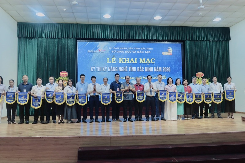 Đồng chí Lê Xuân Lợi cùng lãnh đạo Sở Giáo dục và Đào tạo trao cờ lưu niệm cho các đoàn dự thi