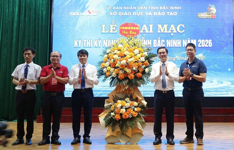 Đồng chí Lê Xuân Lợi tặng hoa chúc mừng Ban tổ chức kỳ thi kỹ năng nghề tỉnh Bắc Ninh năm 2026