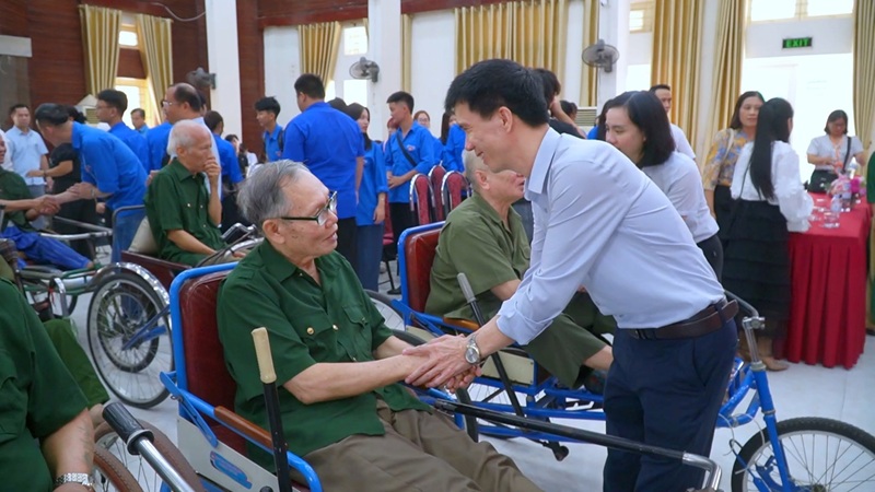 Ban Giám hiệu, cán bộ, giảng viên và sinh viên Trường Cao đẳng Y – Dược Cộng đồng thăm, tặng quà các thương binh tại Trung tâm Điều dưỡng Thương binh Thuận Thành (Bắc Ninh).