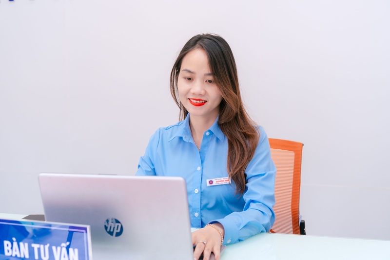 Cô Quán Hồng Hạnh luôn ân cần hỗ trợ và tư vấn cho sinh viên chọn ngành nghề phù hợp