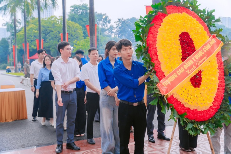 Đoàn thành kính dâng hoa tại Đài tưởng niệm Nghĩa trang Mai Dịch, bày tỏ lòng biết ơn sâu sắc đối với các Anh hùng liệt sĩ đã hy sinh vì độc lập, tự do của Tổ quốc.