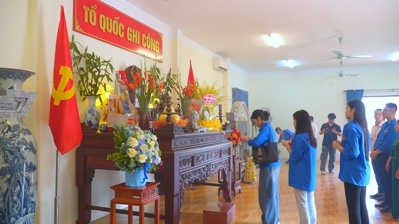 Những nén hương được thắp lên như lời tri ân và tưởng nhớ các Anh hùng liệt sĩ đã cống hiến trọn đời cho sự nghiệp đấu tranh giải phóng dân tộc.
