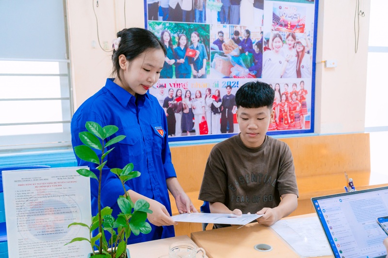 Sinh viên tình nguyện có mặt từ rất sớm để chào đón và hỗ trợ tân sinh viên