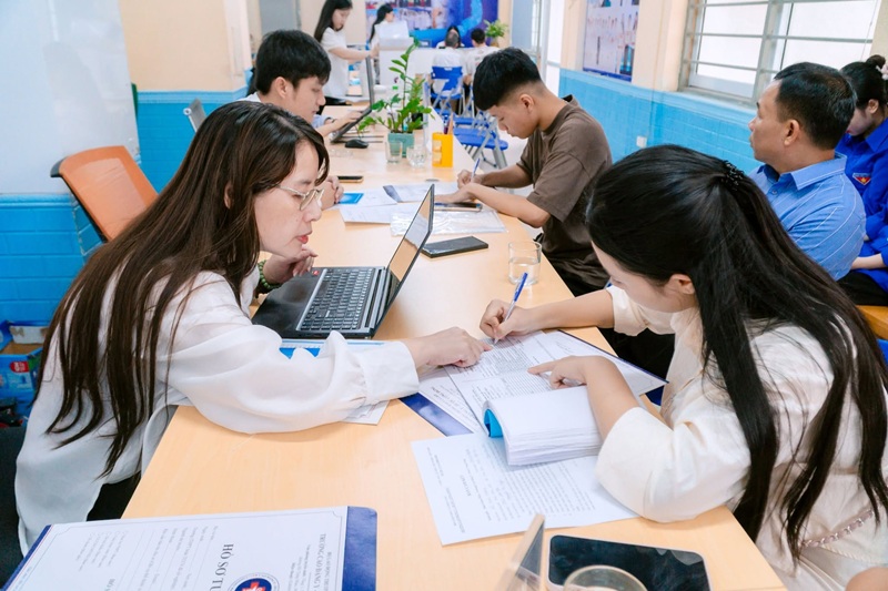 Thầy Cô hỗ trợ tân sinh viên hoàn tất thủ tục nhập học nhanh chóng, thuận tiện.
