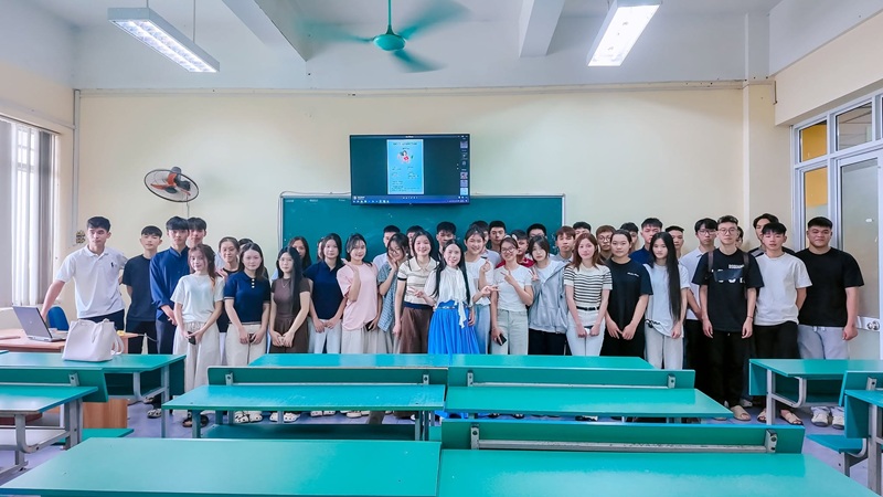 Tân sinh viên K13 gặp gỡ Giáo viên chủ nhiệm đầu khoá