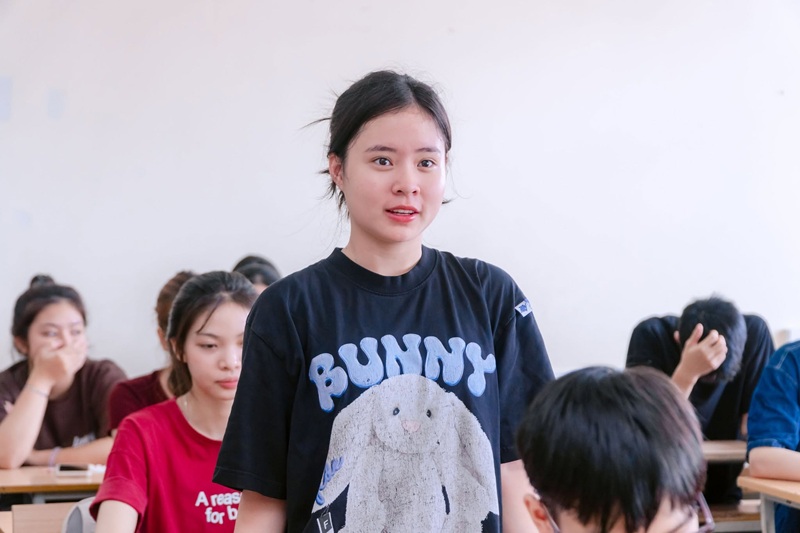 Tân sinh viên lần lượt giới thiệu về bản thân