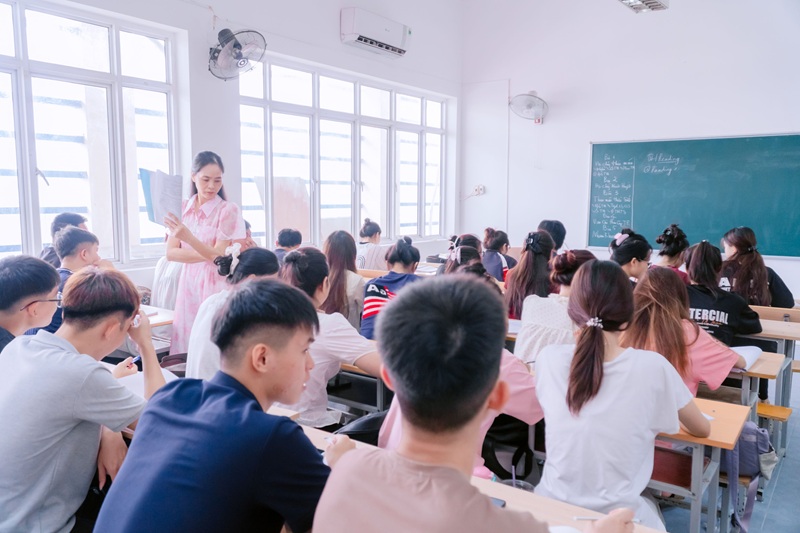 Giảng viên tận tình hướng dẫn, đồng hành cùng tân sinh viên trong những ngày đầu làm quen với môi trường mới