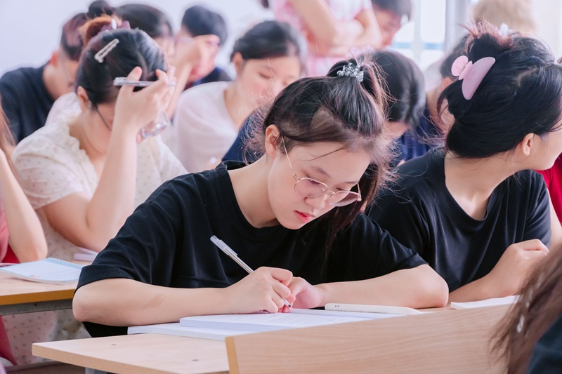 Tân sinh viên K13 tập trung theo dõi bài giảng trên lớp