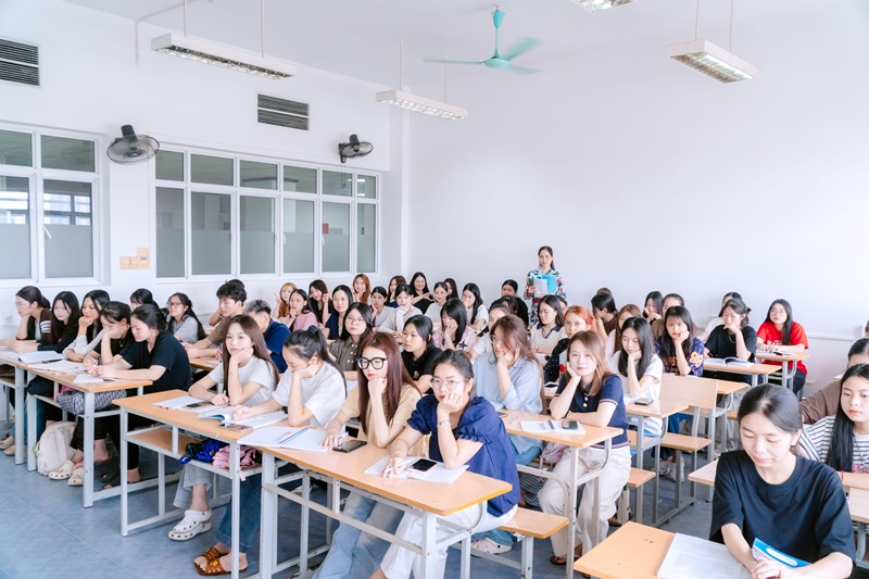 Tân sinh viên K13 trong những ngày học đầu tại Trường Cao đẳng Y - Dược Cộng đồng