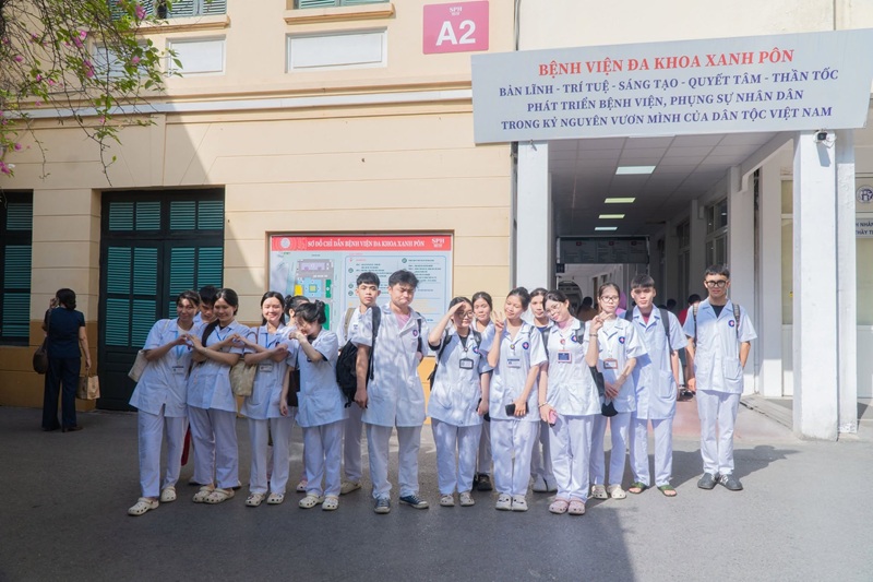 Sinh viên ngành y sĩ đa khoa thực tập tại Bệnh viện Đa khoa Xanh Pôn