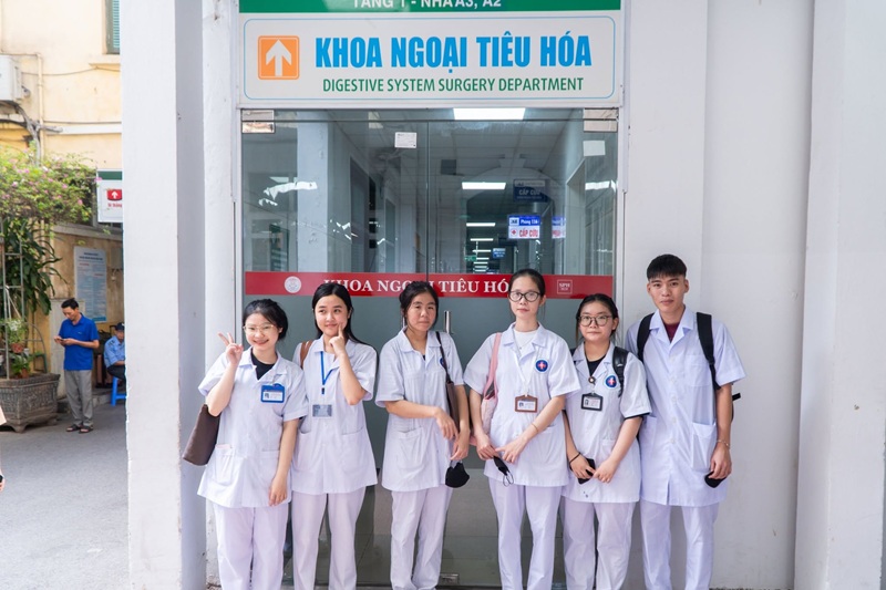 Thực tập tại Bệnh viện Đa khoa Xanh Pôn giúp sinh viên tiếp cận môi trường lâm sàng thực tế, củng cố kiến thức chuyên môn và từng bước rèn luyện kỹ năng nghề nghiệp.